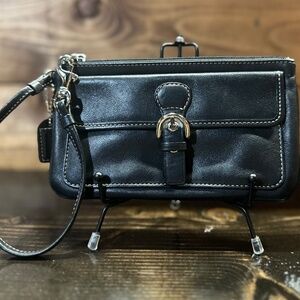 Vintage COACH Soho Black Leather Wristlet – Classy, Compact, and Wife-Approved!